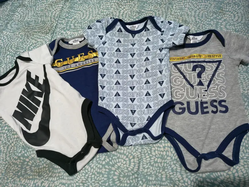 Set de body para bebé Nike y Guess