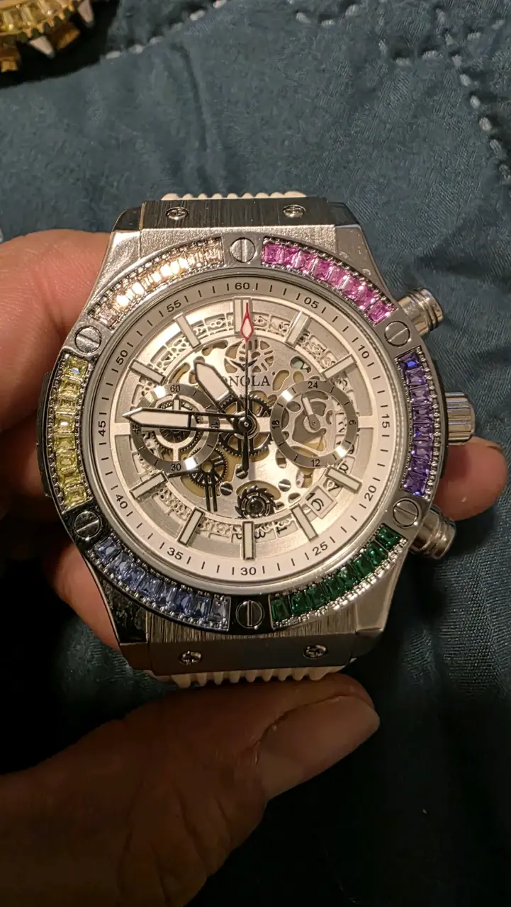 Reloj plateado con cristales