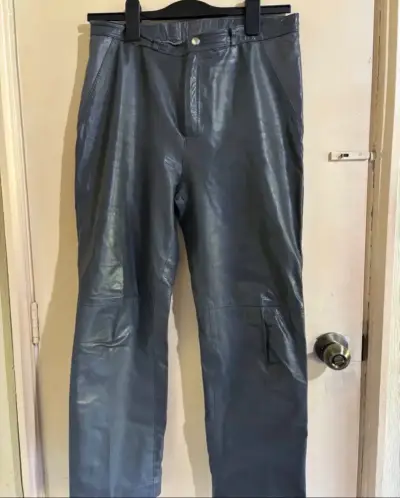 Pantalones grises de cuero - miniatura 1