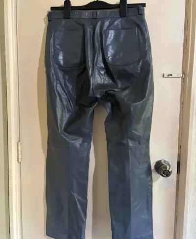 Pantalones grises de cuero - miniatura 2
