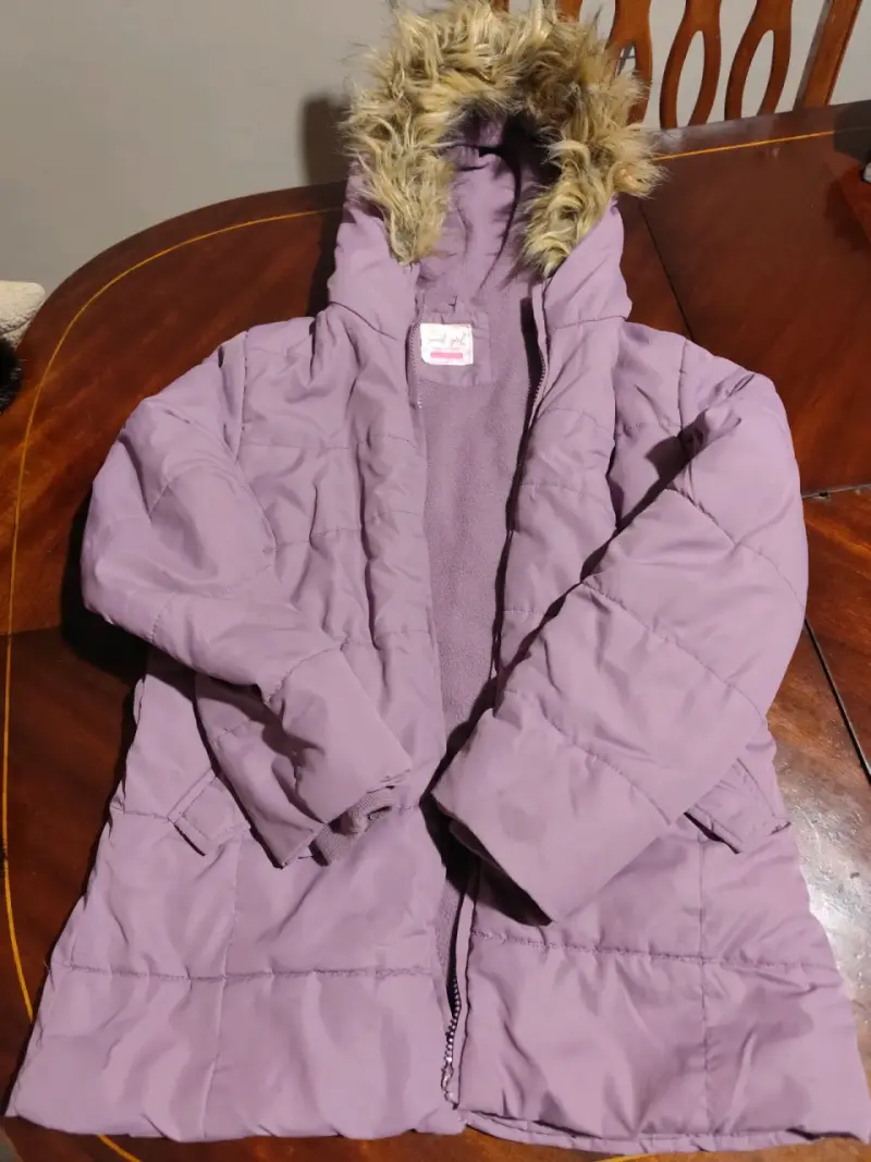 Parka lila con capucha peluda