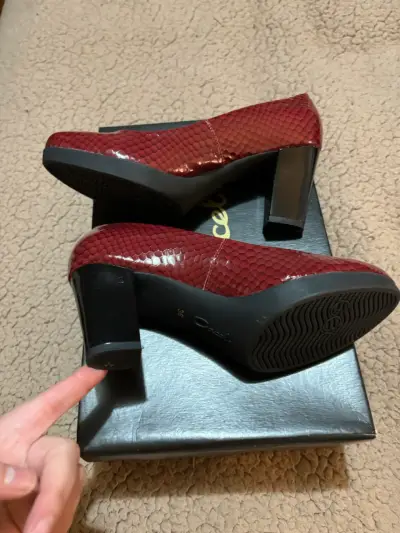 Zapatos de tacón rojos elegantes - miniatura 2