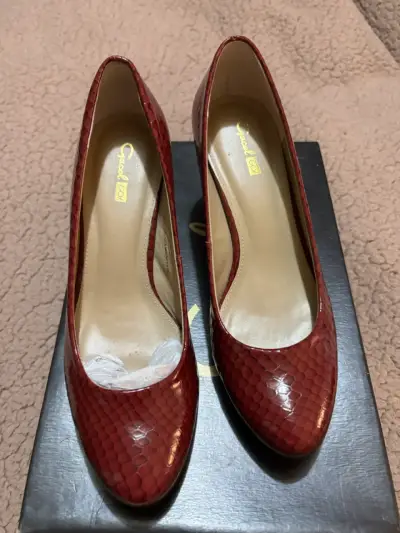 Zapatos de tacón rojos elegantes - miniatura 3