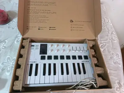 Controlador MIDI Arturia MiniLab 3 - miniatura 1