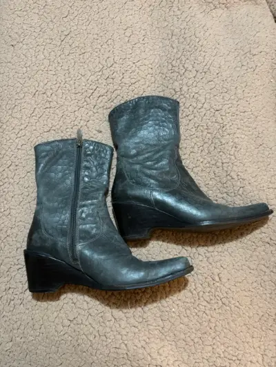 Botines de cuero gris  con textura - miniatura 1