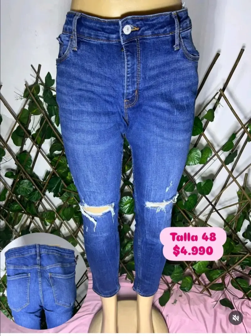 Jeans azules con detalles desgastados