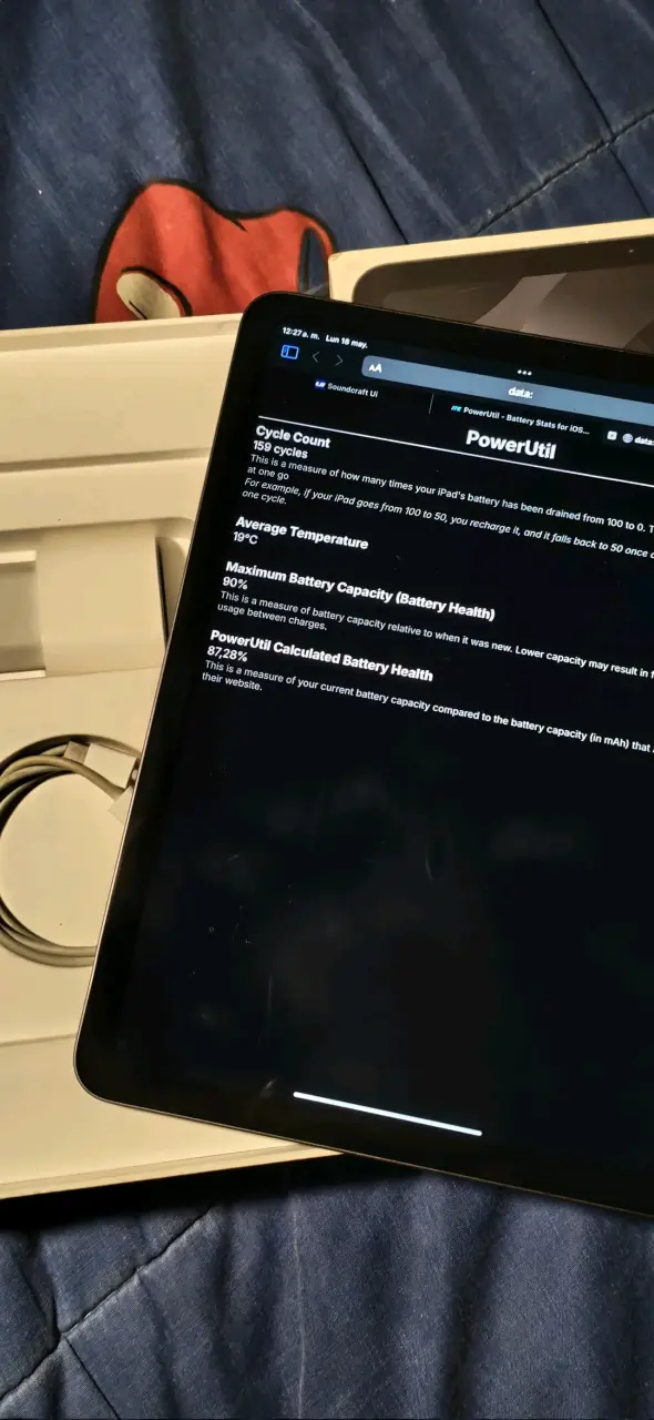 Tablet con cable cargador - 1