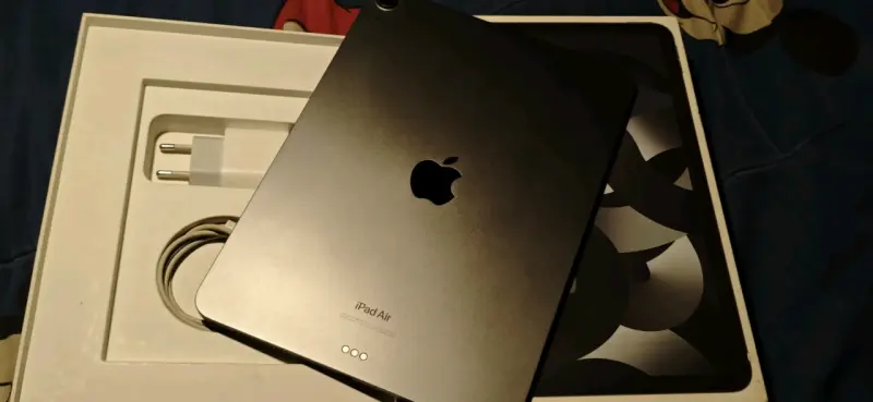 Tablet con cable cargador - 2
