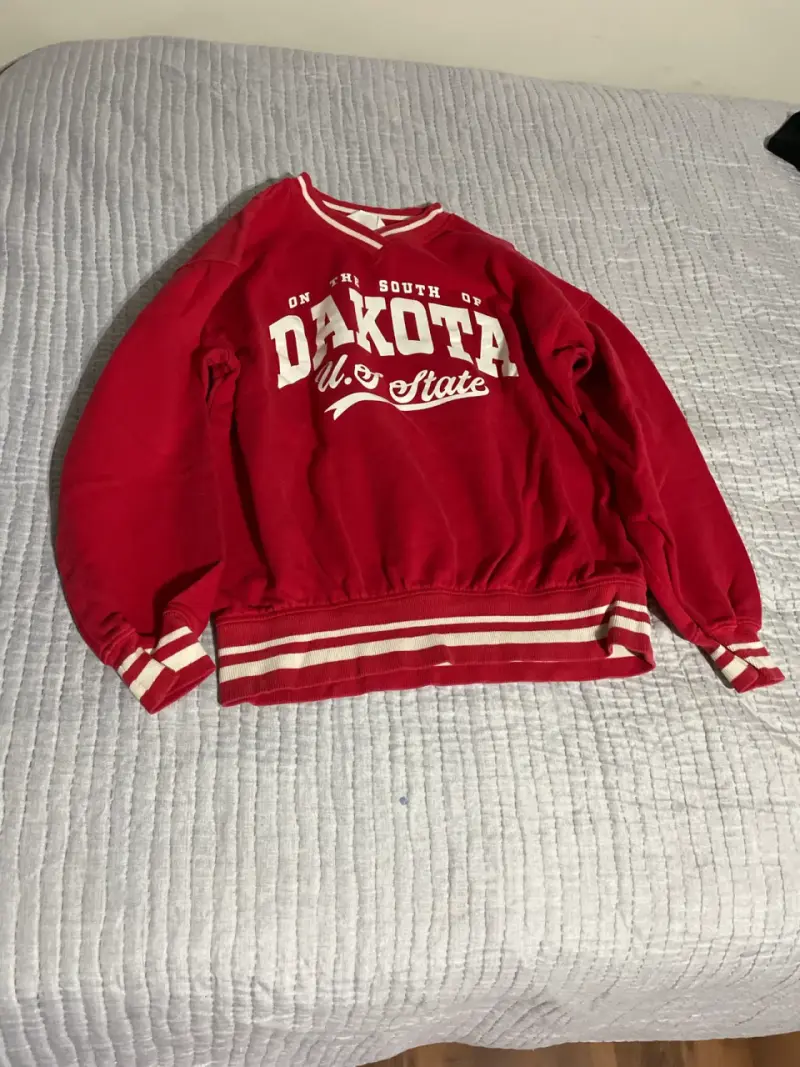 Polerón rojo Dakota State