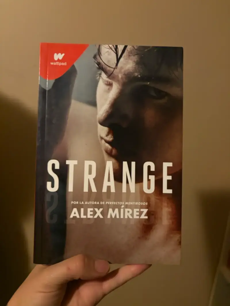 Libro Strange de Alex Mírez