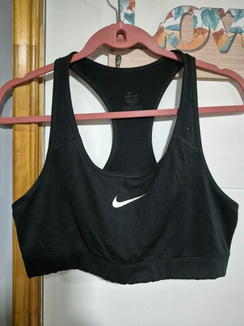 Top deportivo negro Nike - 1