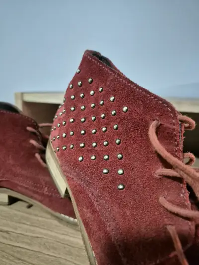 Botines MUJER GAMUZA rojo con tachas - miniatura 2