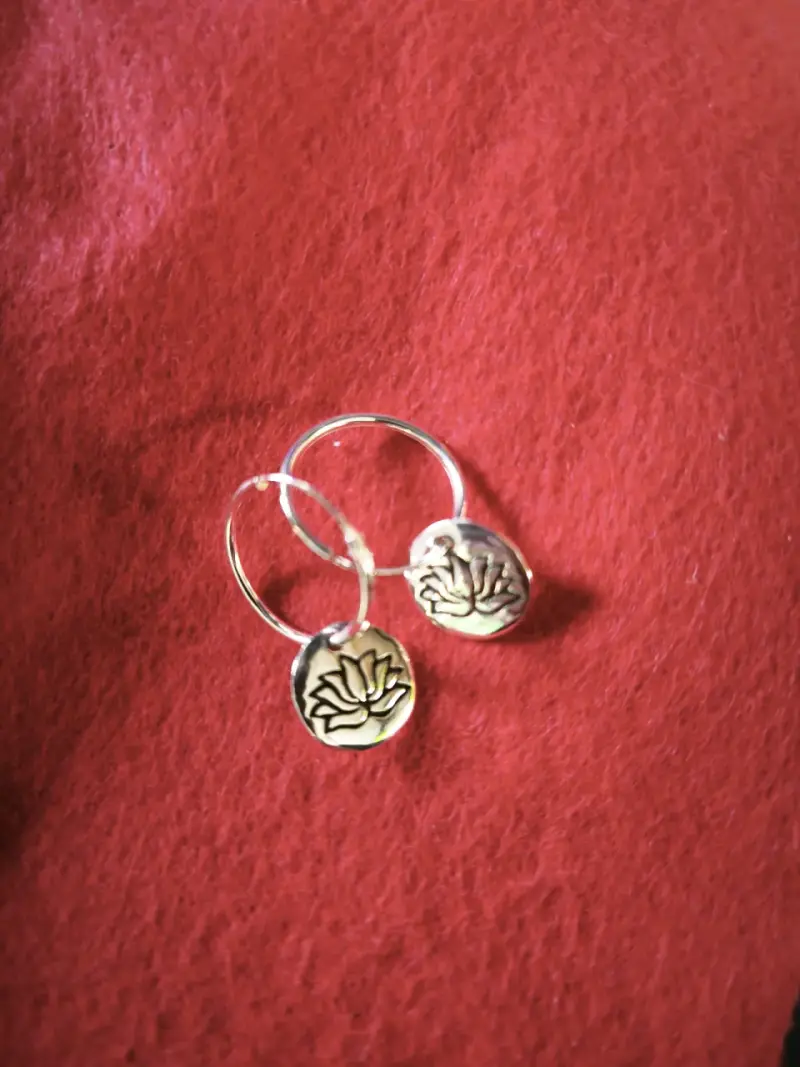 Aros de plata con flor