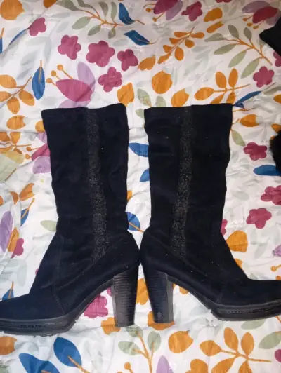 Botas negras de tacón alto - miniatura 1