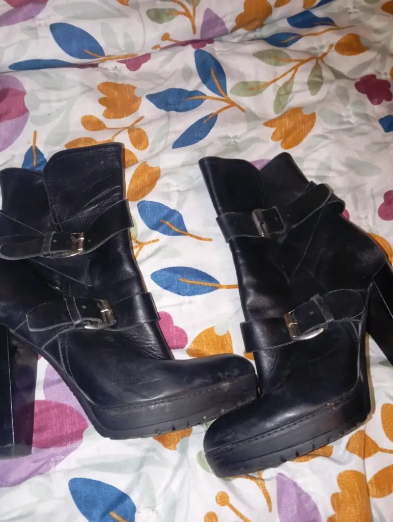 Botines negros con hebillas