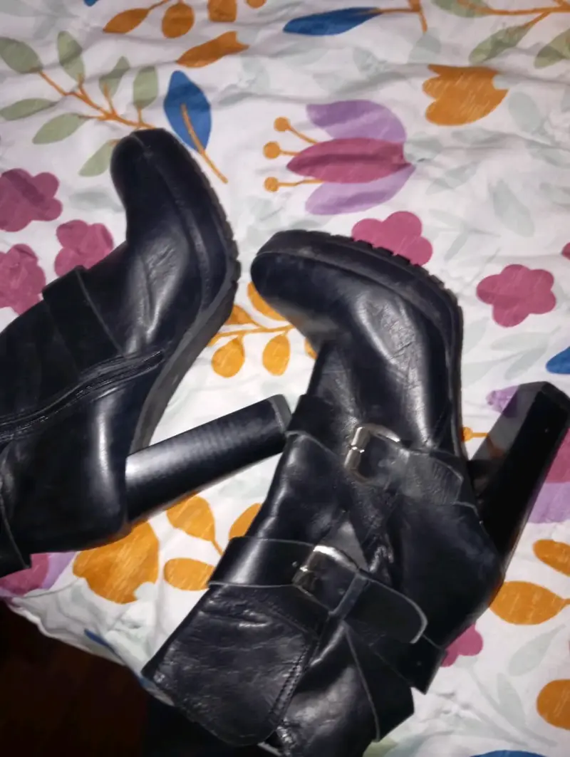 Botines negros con hebillas - 2