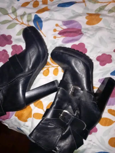 Botines negros con hebillas - miniatura 2