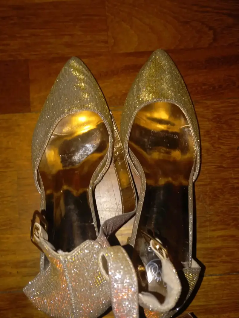 Zapatos de tacón dorados brillantes