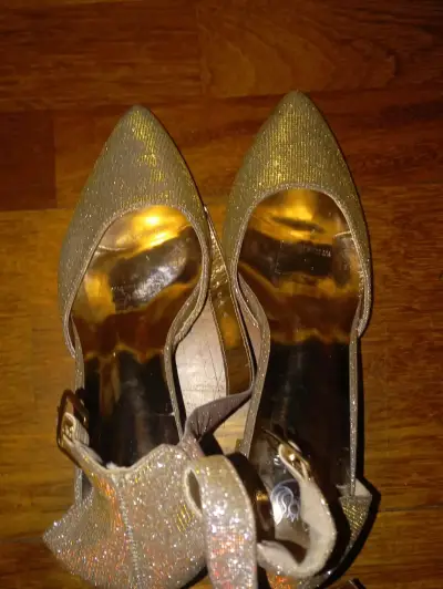 Zapatos de tacón dorados brillantes - miniatura 1