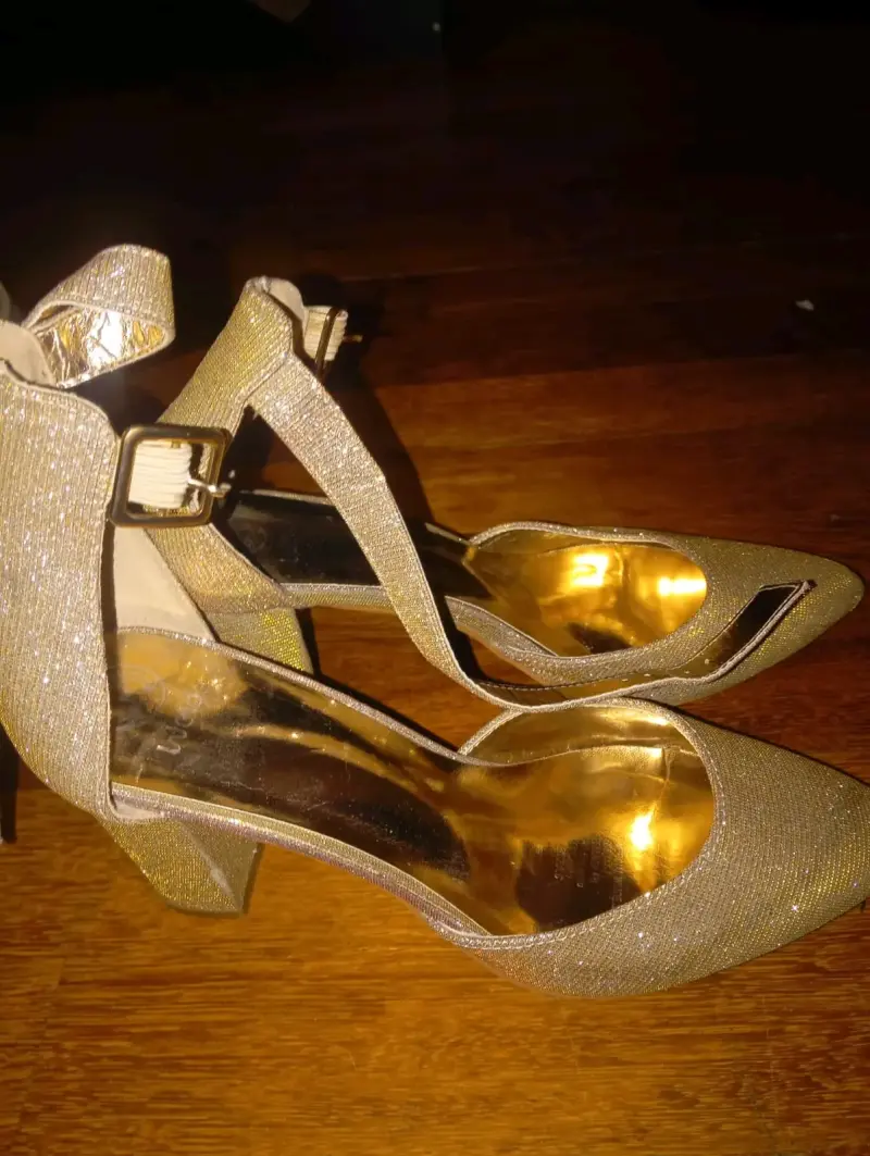 Zapatos de tacón dorados brillantes - 2
