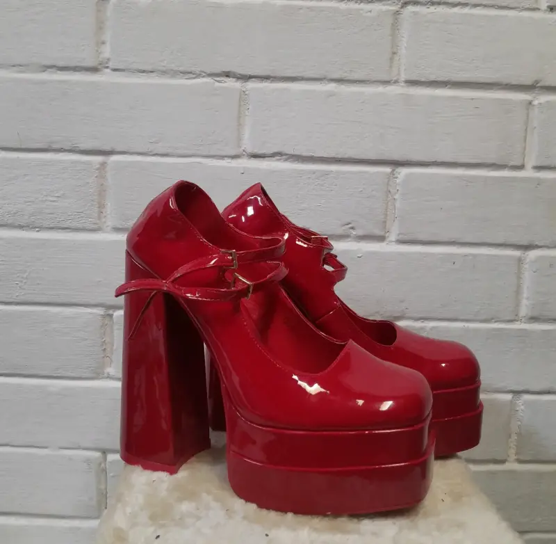 Tacones rojos charol con plataforma