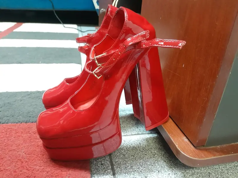 Tacones rojos charol con plataforma - 3