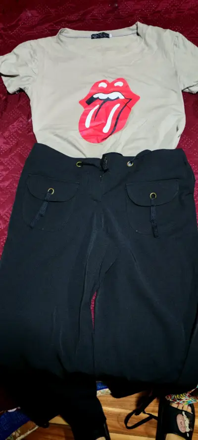 Polera beige con logo rojo+pantalón $7000 - miniatura 1