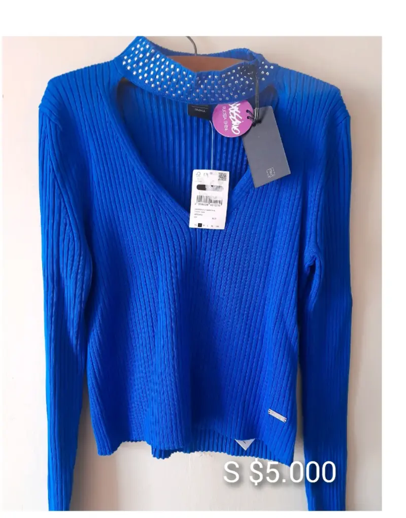 Suéter azul con cuello decorado