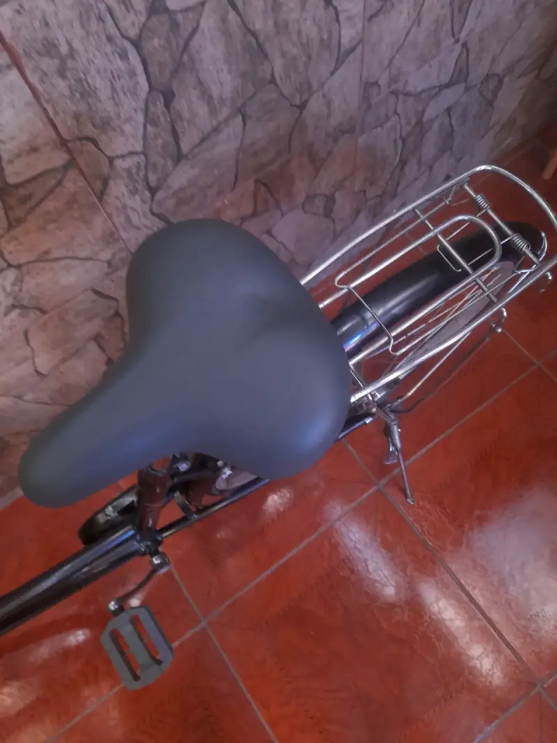 Bicicleta urbana negra con canasto - 2