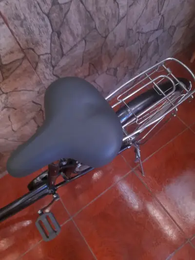 Bicicleta urbana negra con canasto - miniatura 2
