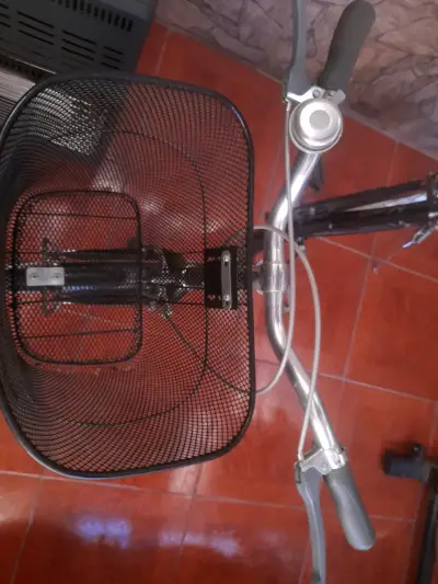 Bicicleta urbana negra con canasto - miniatura 3
