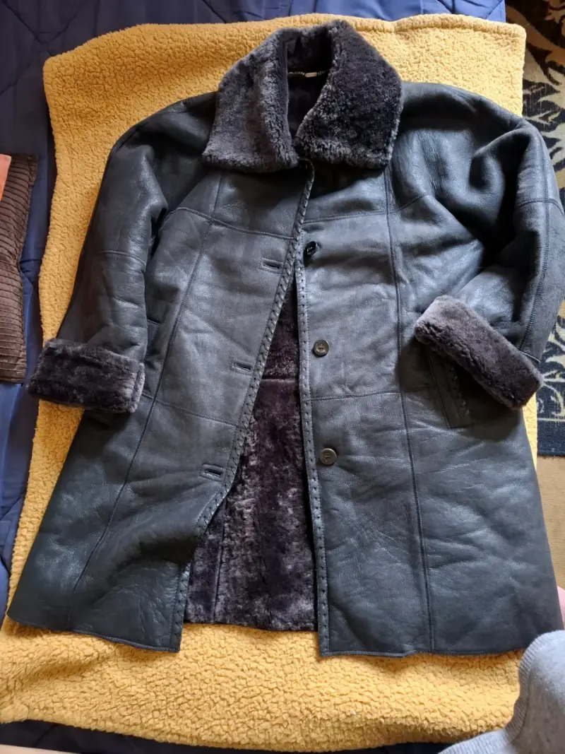 Abrigo de cuero negro con forro de piel de oveja