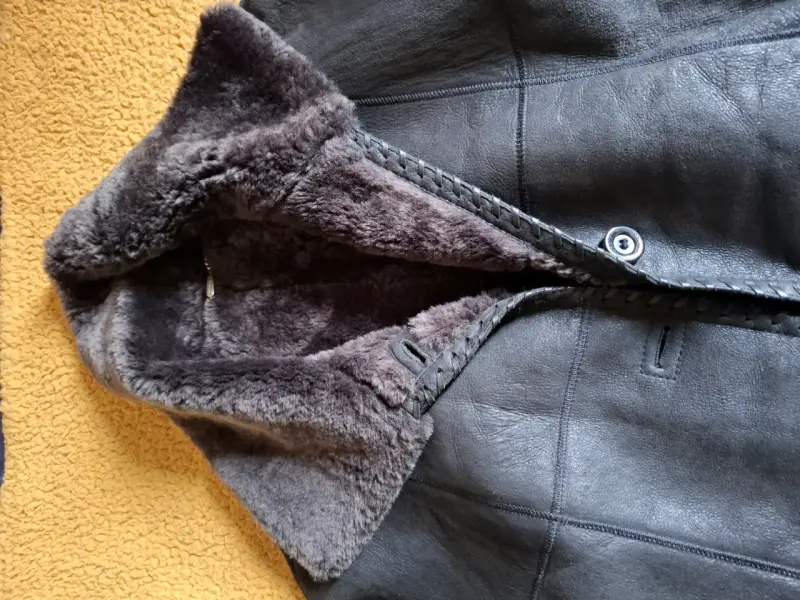 Abrigo de cuero negro con forro de piel de oveja - 2