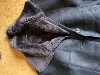 Abrigo de cuero negro con forro de piel de oveja - miniatura 2