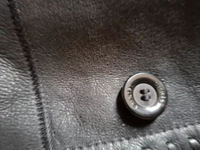 Abrigo de cuero negro con forro de piel de oveja - miniatura 3