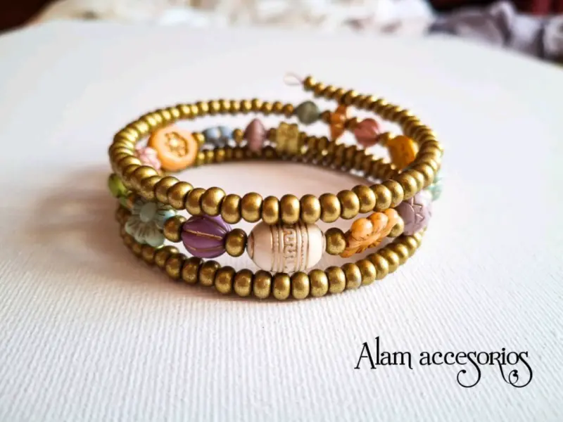 Pulsera de abalorios dorados y colores - 2