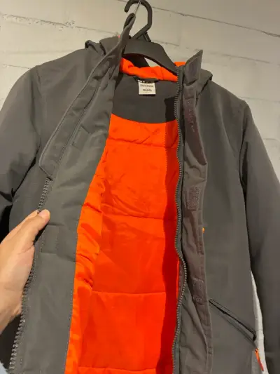 Chaqueta gris con capucha - miniatura 2