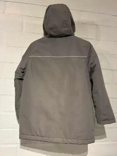Chaqueta gris con capucha - miniatura 3