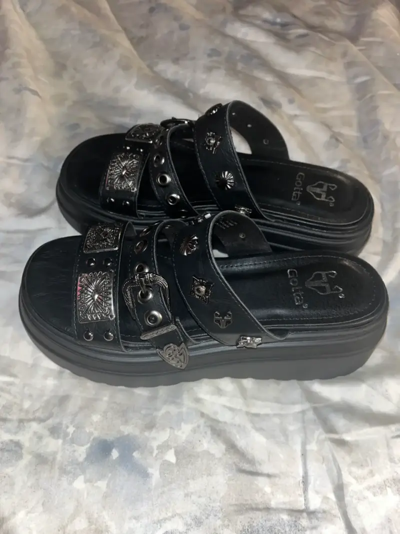 Sandalias negras con tachas Gotta