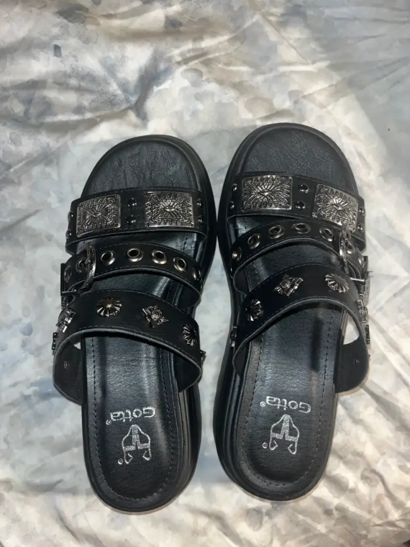 Sandalias negras con tachas Gotta - 3