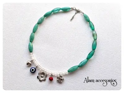 Collar multicolor con dijes - miniatura 2
