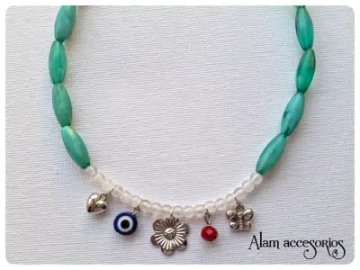 Collar multicolor con dijes - miniatura 3