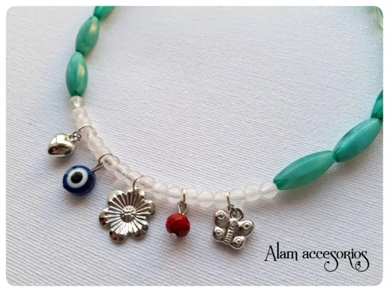 Collar multicolor con dijes - 4