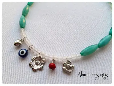Collar multicolor con dijes - miniatura 4