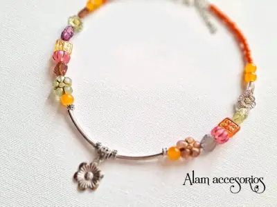 Collar colorido con dije de flor - miniatura 2