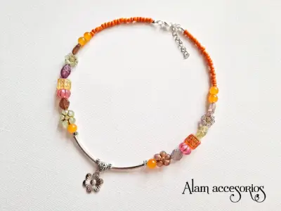 Collar colorido con dije de flor - miniatura 3