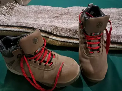Botas de trabajo con cordones rojos - miniatura 2