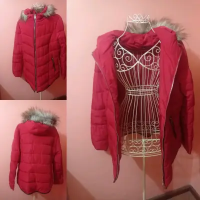 Chaqueta roja con capucha - miniatura 1