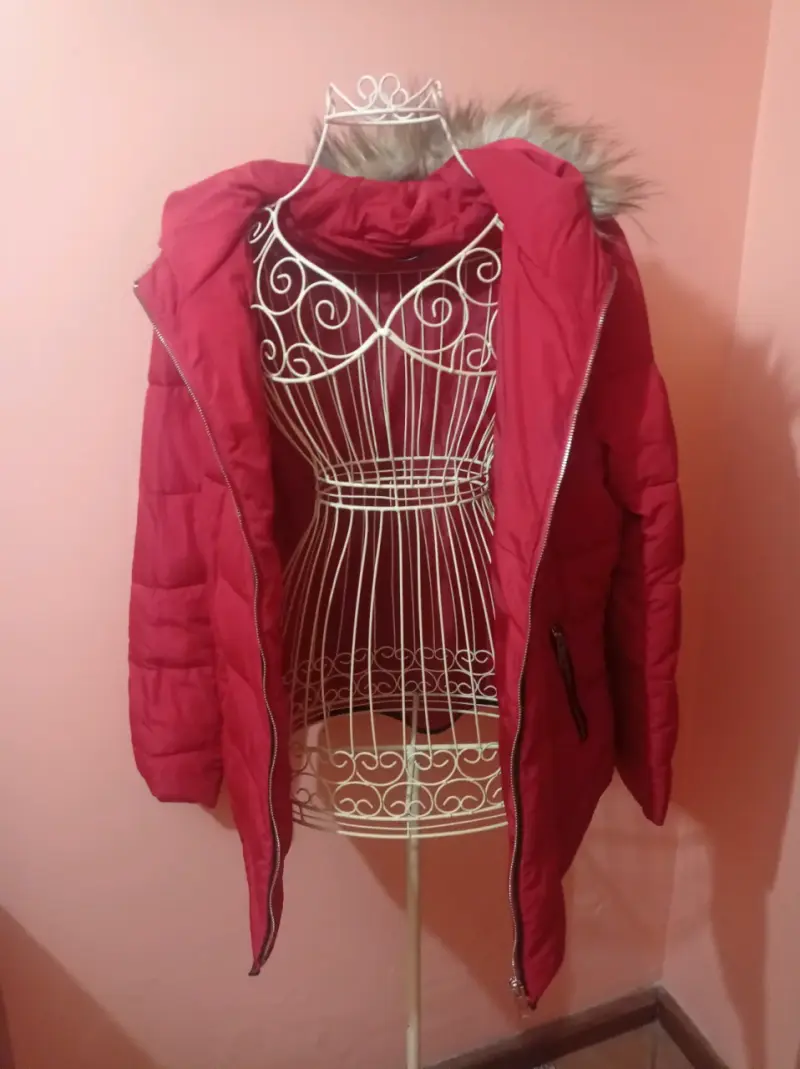 Chaqueta roja con capucha - 2