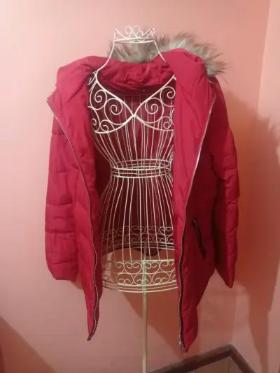 Chaqueta roja con capucha - miniatura 2